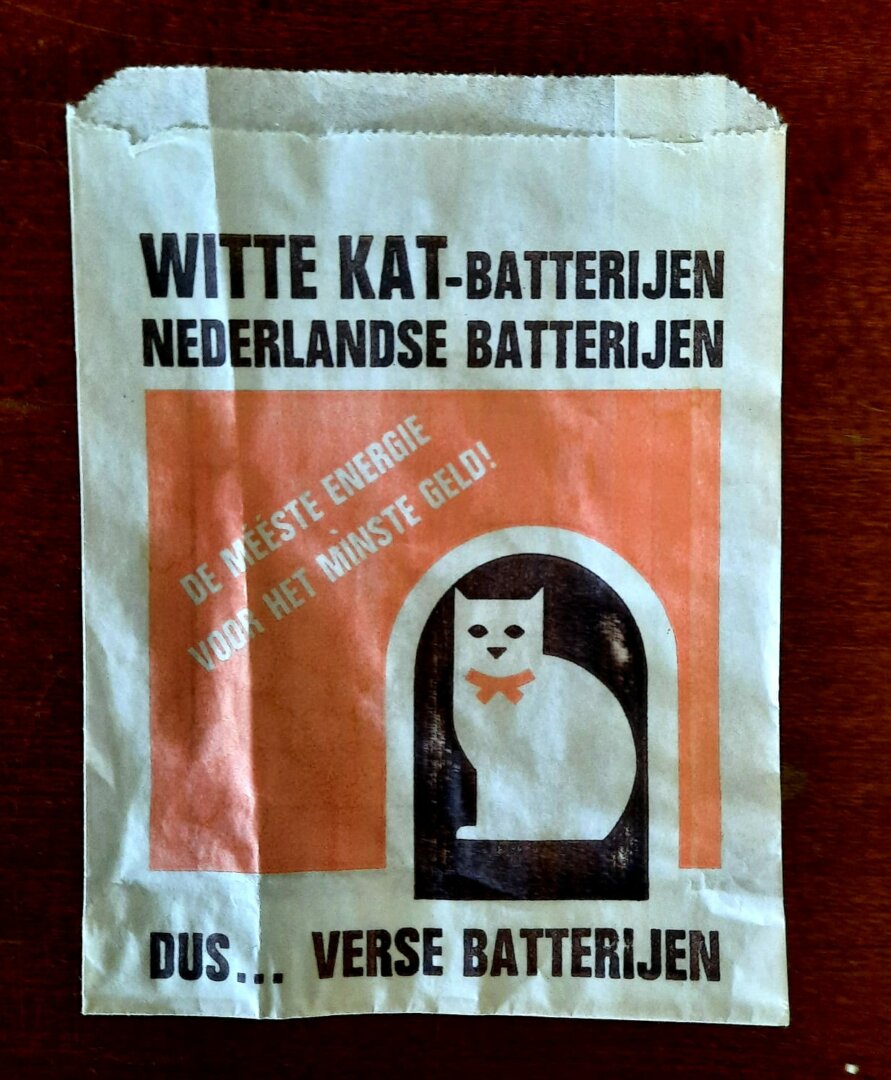 pakket verrader Stijg Witte kat batterijen - Adelheid Antiek